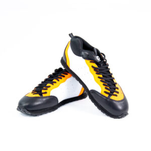 Chaussures de sport noires, blanches et orange