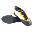 Chaussures de sport blanches et jaunes sur fond blanc.