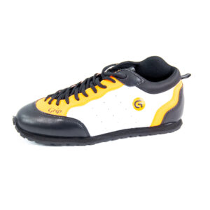 Chaussure noire et orange pour le sport.