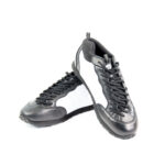 Chaussures de sport noires et blanches sur fond blanc.