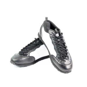 Chaussures de sport noires et blanches sur fond blanc.