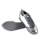 Chaussures de sport noir et blanc, semelle à alvéoles.