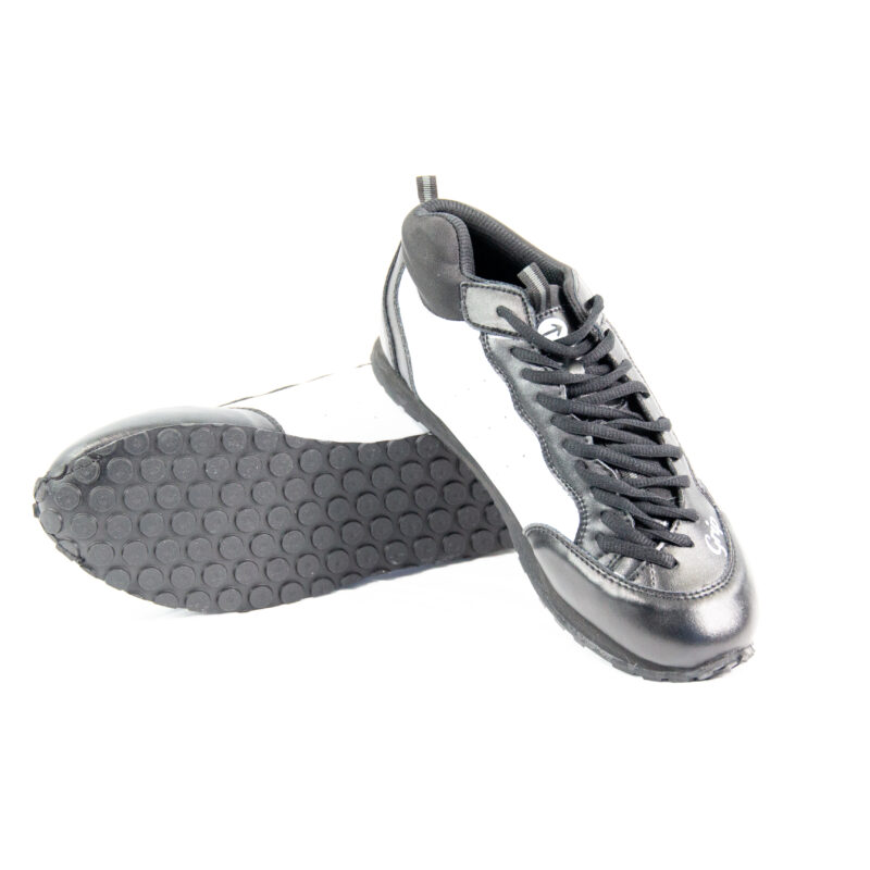 Chaussures de sport noir et blanc, semelle à alvéoles.