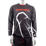 Maillot noir avec logos blancs et rouges.