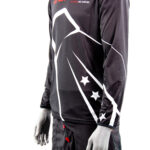 Mannequin en tenue noire étoilée, manches longues.