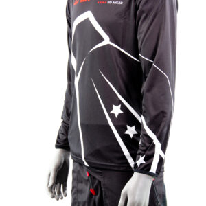 Mannequin en tenue noire étoilée, manches longues.