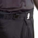 Gros plan sur ceinture de pantalon noir élégant.