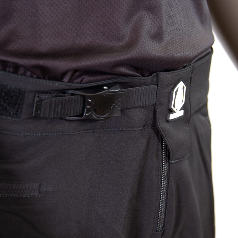 Gros plan sur ceinture de pantalon noir élégant.