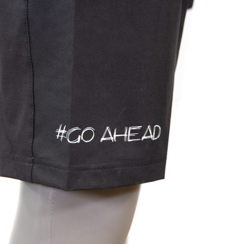 Short noir avec hashtag Go Ahead.