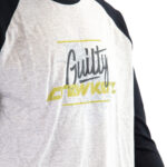 T-shirt gris inscription "Guilty Crawfordz" jaune.