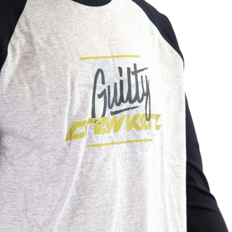 T-shirt gris inscription "Guilty Crawfordz" jaune.