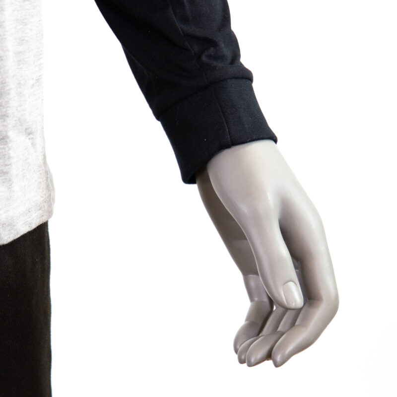 Bras de mannequin en plastique avec chemise noire.