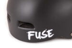 Casque noir marqué Fuse, aérations visibles.