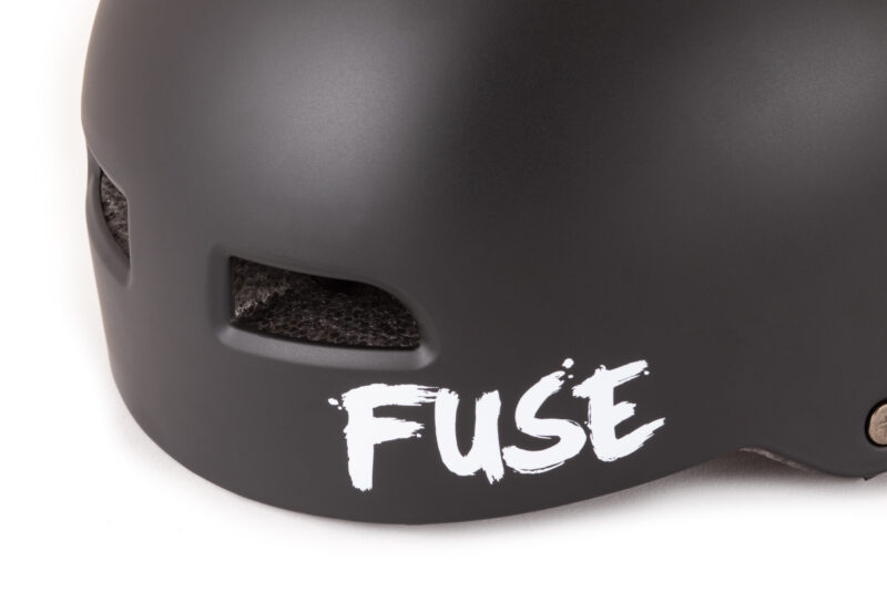 Casque noir marqué Fuse, aérations visibles.