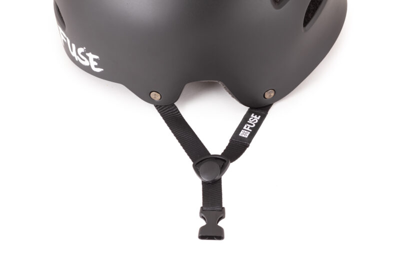 Casque noir avec sangle de sécurité.