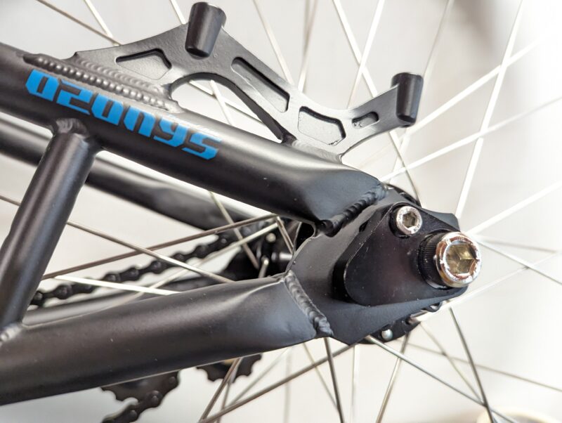 Dérailleur de vélo noir avec inscription bleue.