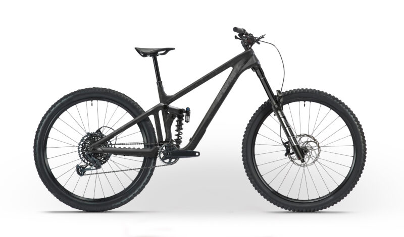 Vélo tout-terrain noir sur fond blanc.