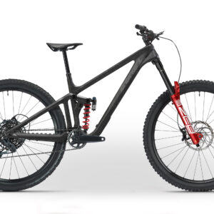 Vélo de montagne noire et rouge en suspension intégrale.