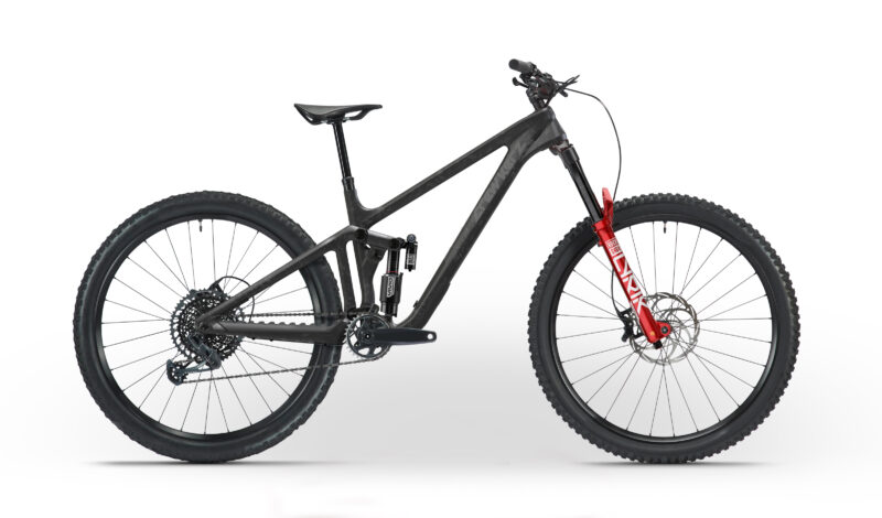 VTT noir et rouge avec suspension.