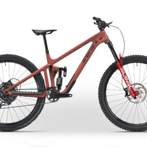 Vélo tout-terrain rouge, suspension avant.