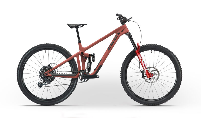 Vélo tout-terrain rouge, suspension avant.