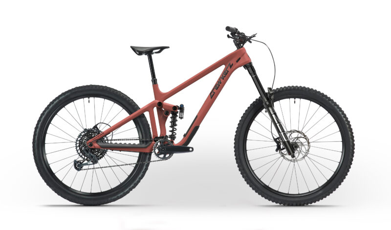 VTT rouge en suspension complète, profil latéral.