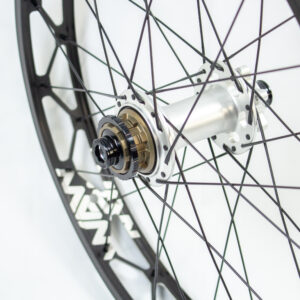 roue arrière waw ultimate noire & silver 19" 120 old disc roue libre + écrou pignon