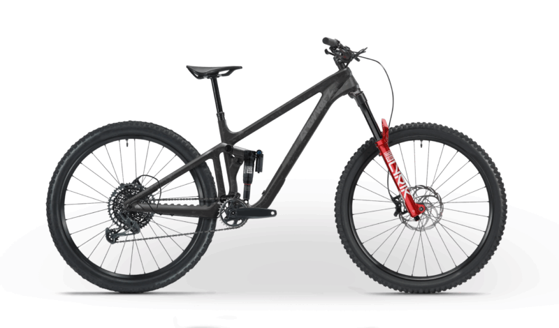 VTT moderne avec fourche rouge, pneus larges