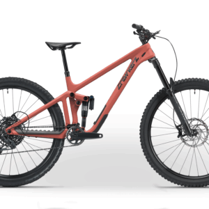 Vélo de montagne rouge et noir moderne.